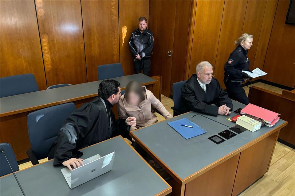 Die Angeklagte spricht mit ihrem Anwalt.Maurice Dirker/dpa