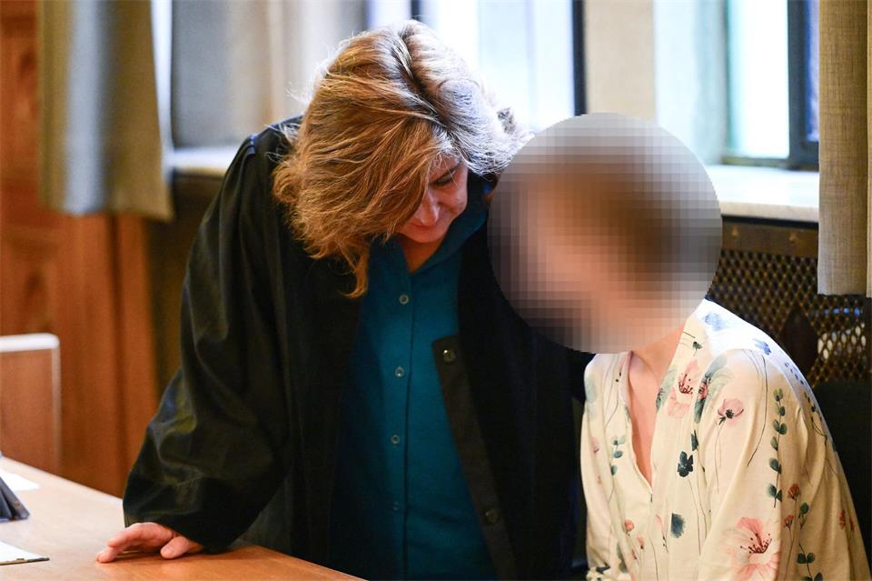 Die Angeklagte weist die Vorwürfe der Anklage zurück.Bernd Weißbrod/dpa