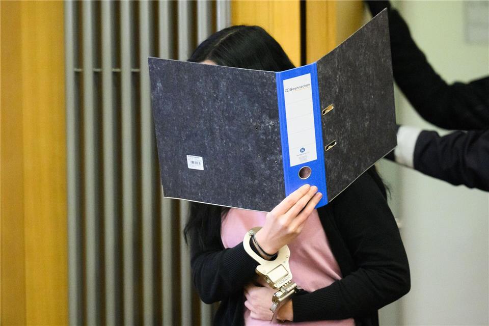 Die Angeklagte wies vor Gericht einen Tötungsplan zurück. (Archivbild)  Julian Stratenschulte/dpa