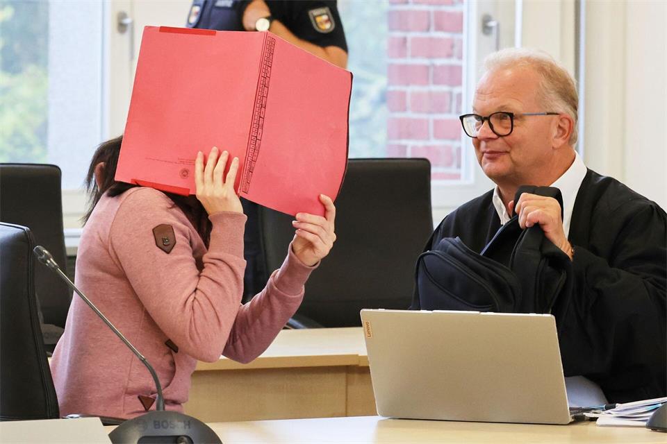 Die Angeklagte wird stets mit Fußfesseln in den Gerichtssaal geführt. Bernd Wüstneck/dpa