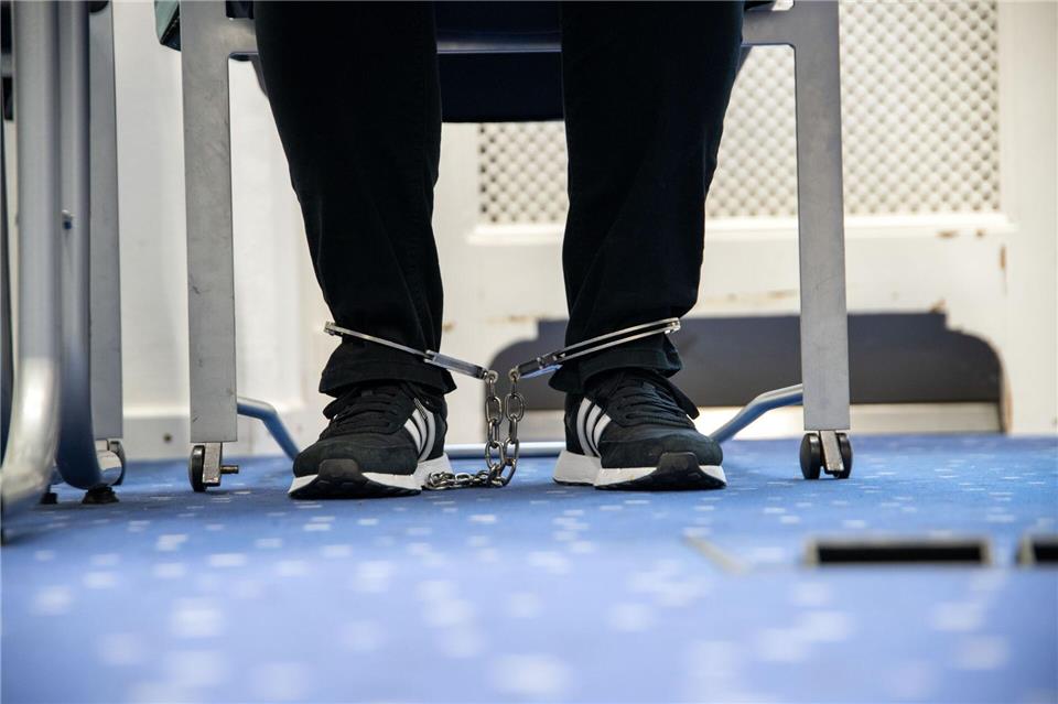 Die Angeklagte wurde zu Prozessbeginn mit Fußfesseln in den Gerichtssaal gebracht. (Archivbild)Pia Bayer/dpa