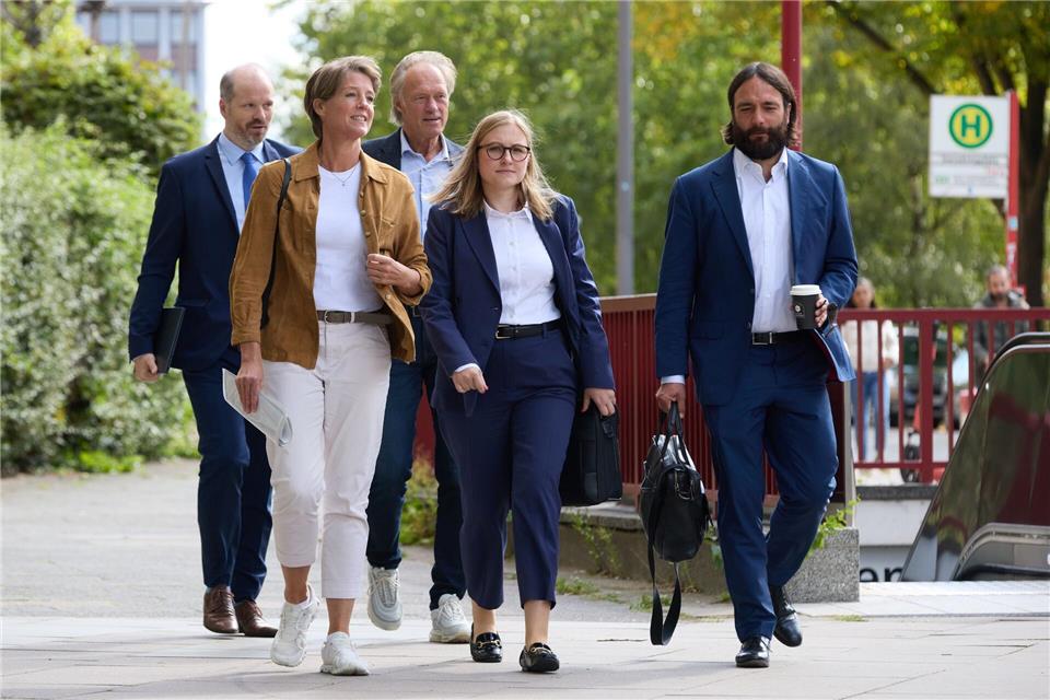 Die Angeklagten Block und Delling verlassen mit ihren Anwälten das Gericht.Georg Wendt/dpa