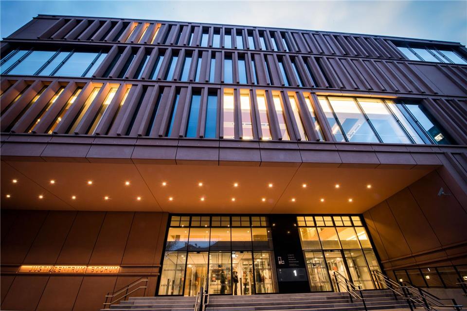 Die Angeklagten hatten vor Gericht zugegeben, jahrelang Bargeld und Geschenke angenommen zu haben. (Archivbild)Bernd Thissen/dpa