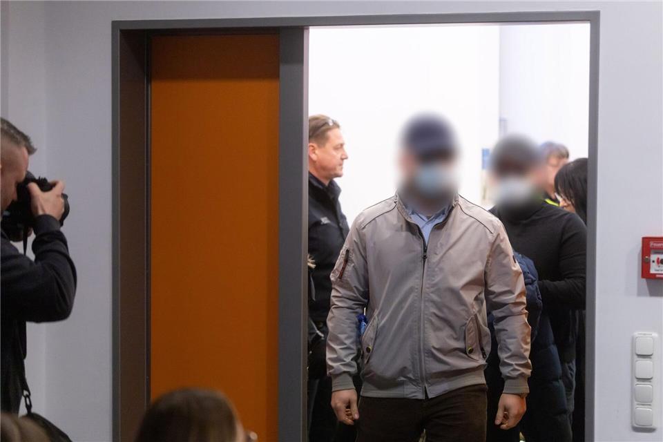 Die Angeklagten kommen zu Beginn des Revisionsverfahren im Fretterode-Prozess in den Gerichtssaal am Landgericht.Michael Reichel/dpa