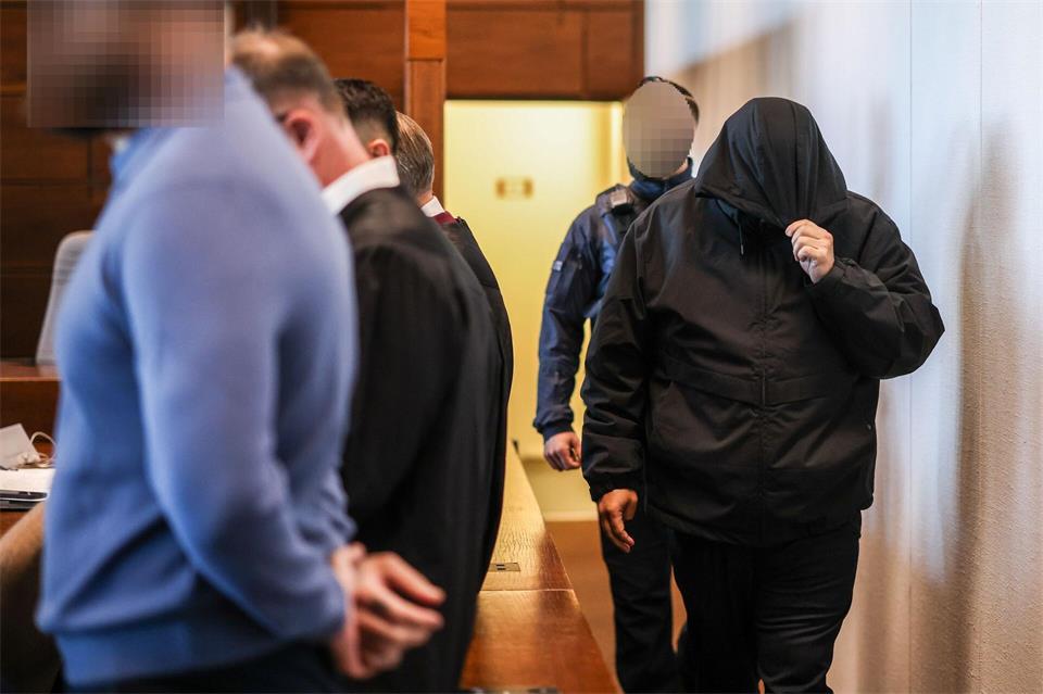 Die Angeklagten sollen einen Bewacher der Drogen mit einer Maschinenpistole bedroht haben.Christoph Reichwein/dpa