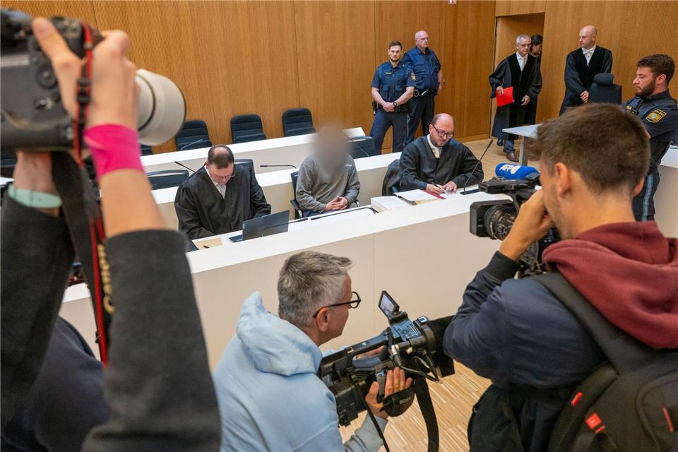 Die Angeklagten streiten die Vorwürfe ab. (Archivbild)Peter Kneffel/dpa