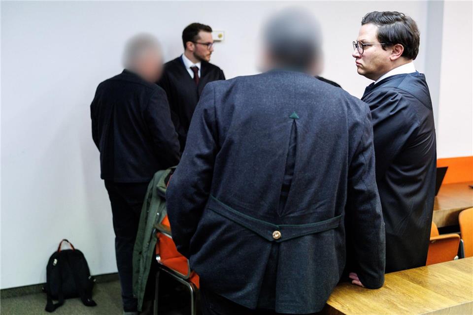 Die Angeklagten und ihre Anwälte vor dem Urteil.Matthias Balk/dpa