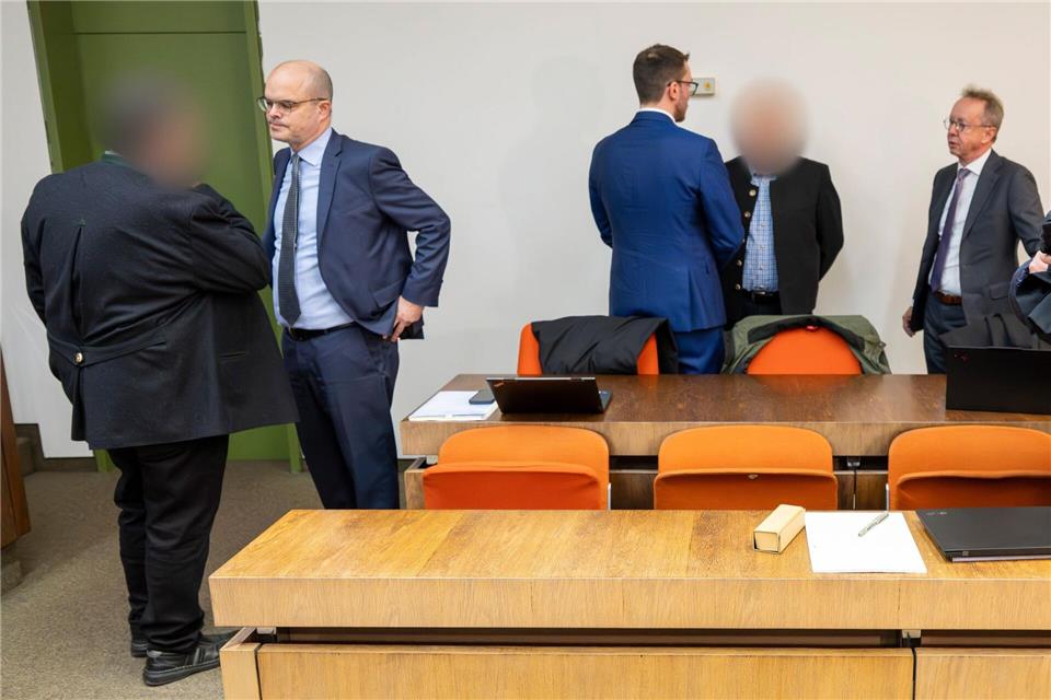 Die Angeklagten zeigten zum Prozessauftakt Schuldgefühle. (Archivbild)Peter Kneffel/dpa