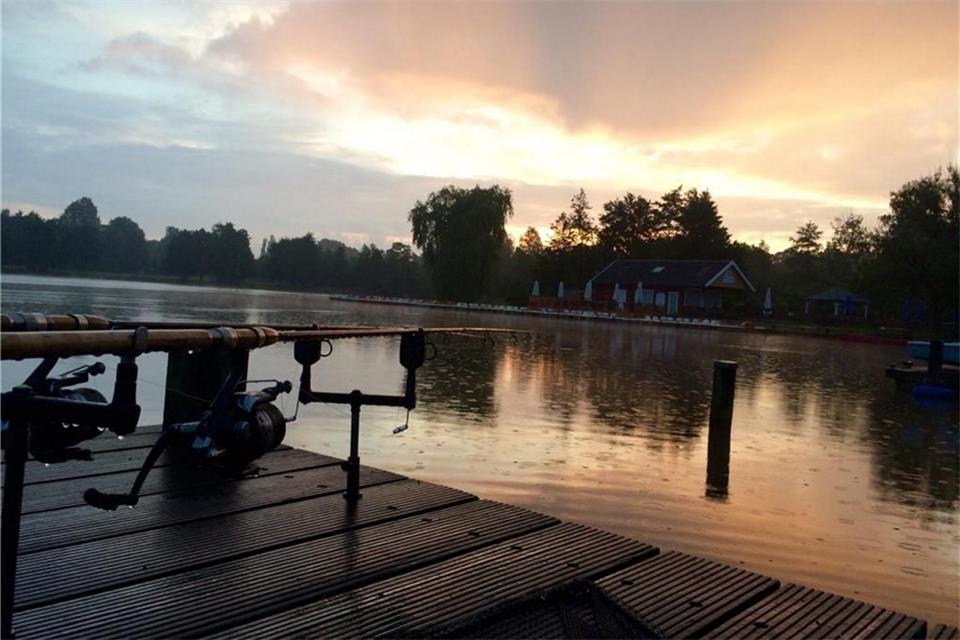 Die Angler des Fischereivereins Borken müssen am Pröbstingsee Abstände einhalten.