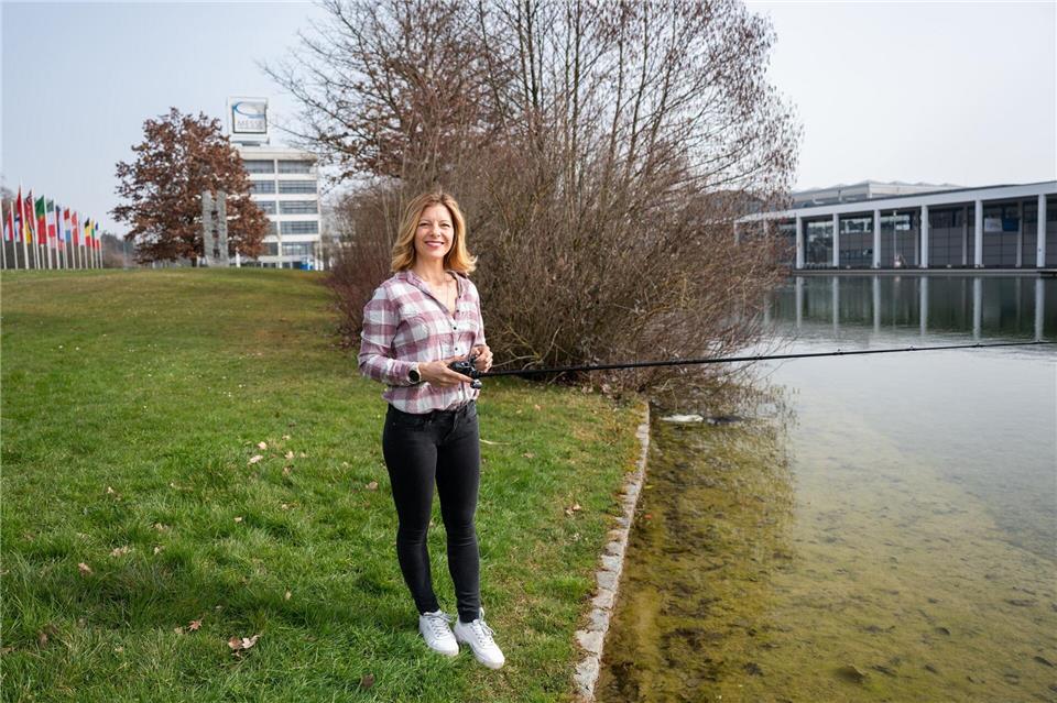Die Anglerin will mehr Frauen von dem Hobby überzeugen. Silas Stein/dpa
