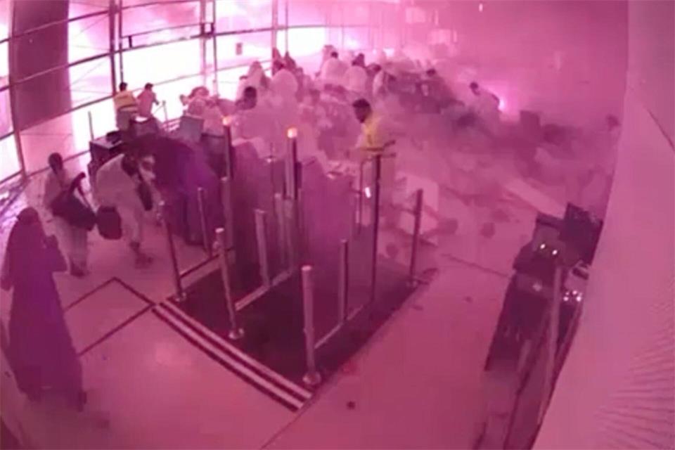 Die Angriffe am Flughafen Riad - hier der dortige Vorfall am 10. Oktober - setzen Saudi-Arabien weiter unter Druck. Uncredited/Saudi Media Ministry via AP/dpa