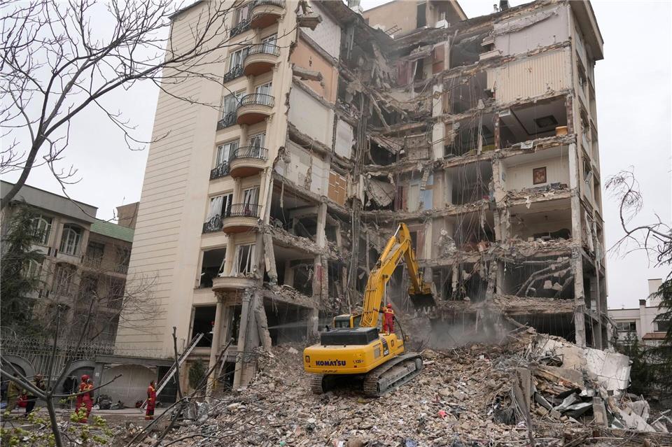 Die Angriffe der USA und Israel auf den Iran dauern an.Vahid Salemi/AP/dpa