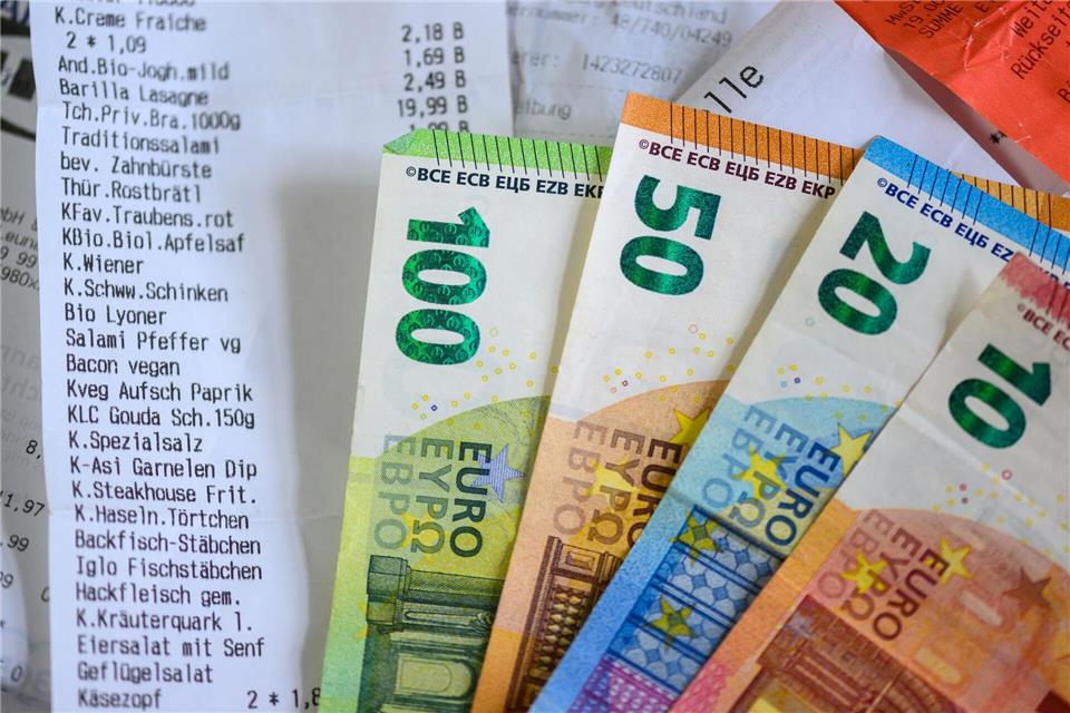 Die Angst vor steigenden Lebenskosten belegt schon zum 15. Mal Platz 1 der Rangliste (Symbolbild). Hendrik Schmidt/dpa