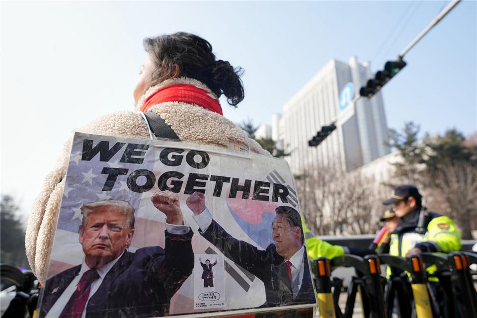 Die Anhänger von Südkoreas Ex-Präsident Yoon Suk Yeol hoffen auf Hilfe von Donald Trump.Lee Jin-man/AP/dpa