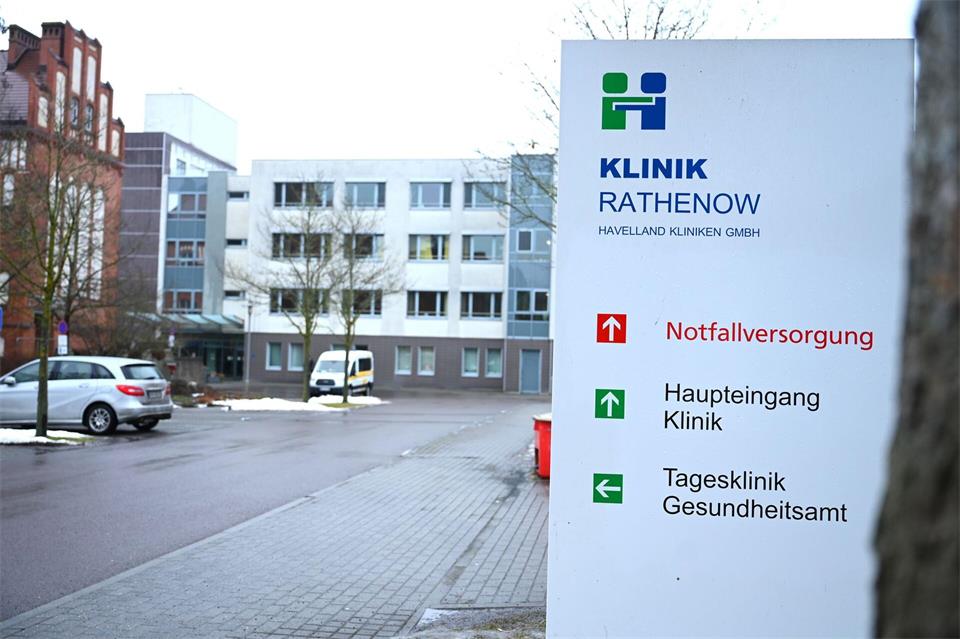 Die Anklage gegen einen ehemaligen Kinderarzt an der Klinik in Rathenow ist lang: Es geht um den Verdacht jahrelanger sexueller Handlungen an Minderjährigen während seines Dienstes.Elisa Schu/dpa