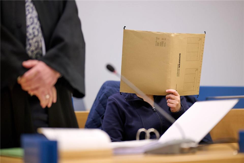Die Anklage wirft einer Mutter vor, ihre Tochter jahrelang im Sauerland versteckt und isoliert zu haben. Nun wird das Urteil erwartet. (Archivbild) Bernd Thissen/dpa