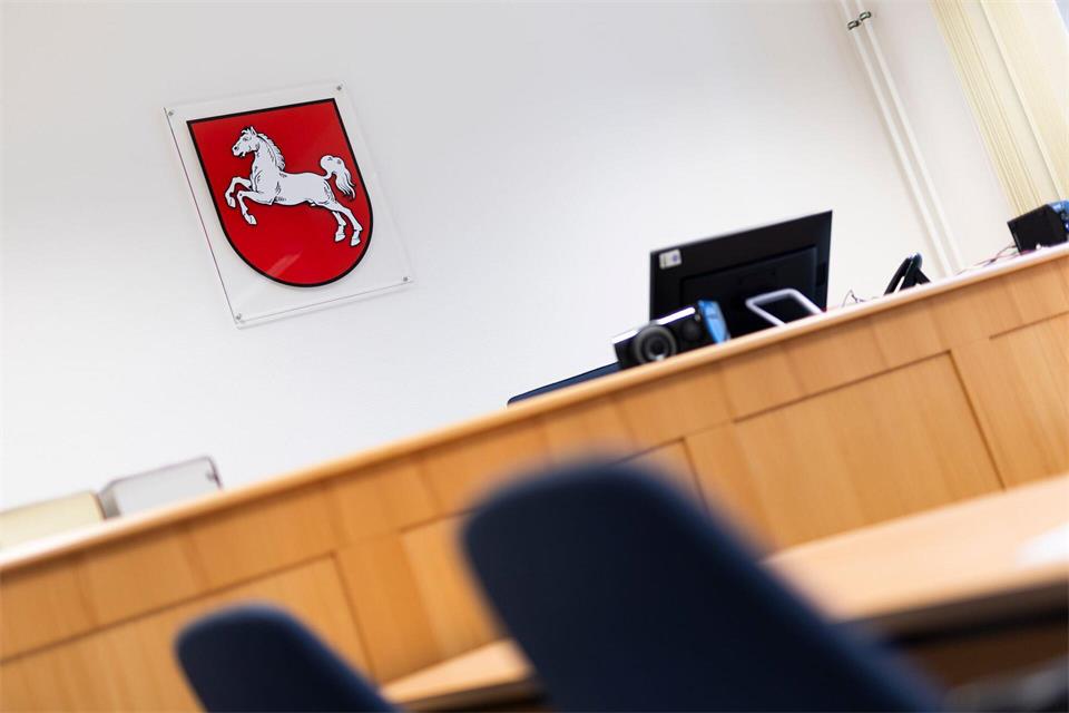 Die Anklagebank vor dem Amtsgericht Hannover blieb leer. (Symbolbild) Michael Matthey/dpa