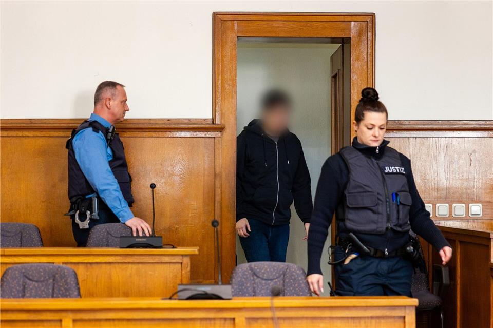 Die Anklagte wirft dem 19-Jährigen Mord, versuchten Mord und besonders schweren Raub vor.Laszlo Pinter/dpa