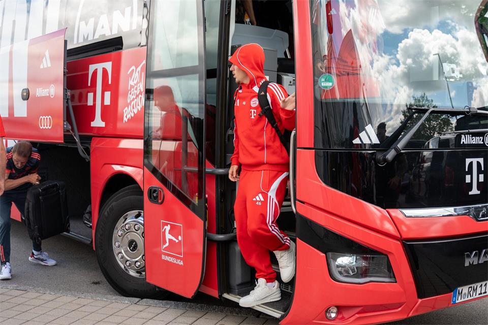 Die Ankunft der Mannschaftsbusse ist ein beliebtes Motiv. (Archivbild)Leonie Asendorpf/dpa