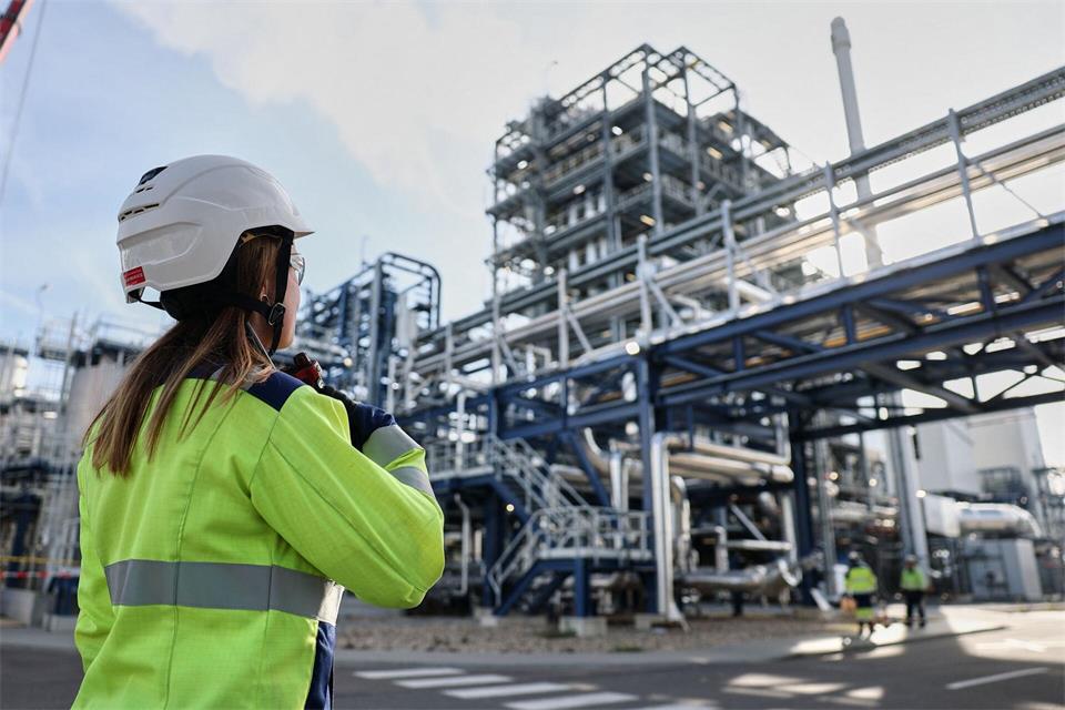 Die Anlage in Leuna soll jährlich bis zu 220.000 Tonnen Chemierohstoffe aus Holz produzieren.Jan Woitas/dpa