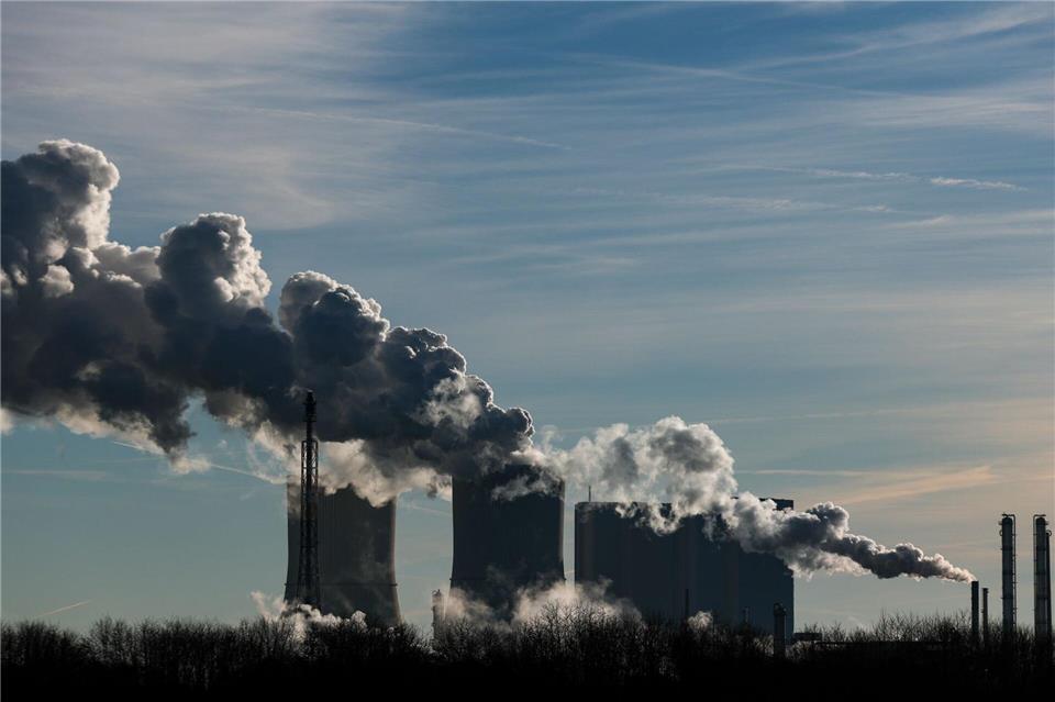 Die Anlage produziert chemische Grundstoffe und steht am Anfang zahlreicher industrieller Produktionsketten in Ostdeutschland. Jan Woitas/dpa
