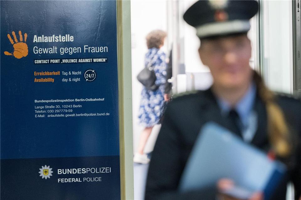 Die Anlaufstelle Gewalt gegen Frauen am Ostbahnhof bleibt für weitere zwei Jahre. (Archivbild)Sebastian Christoph Gollnow/dpa