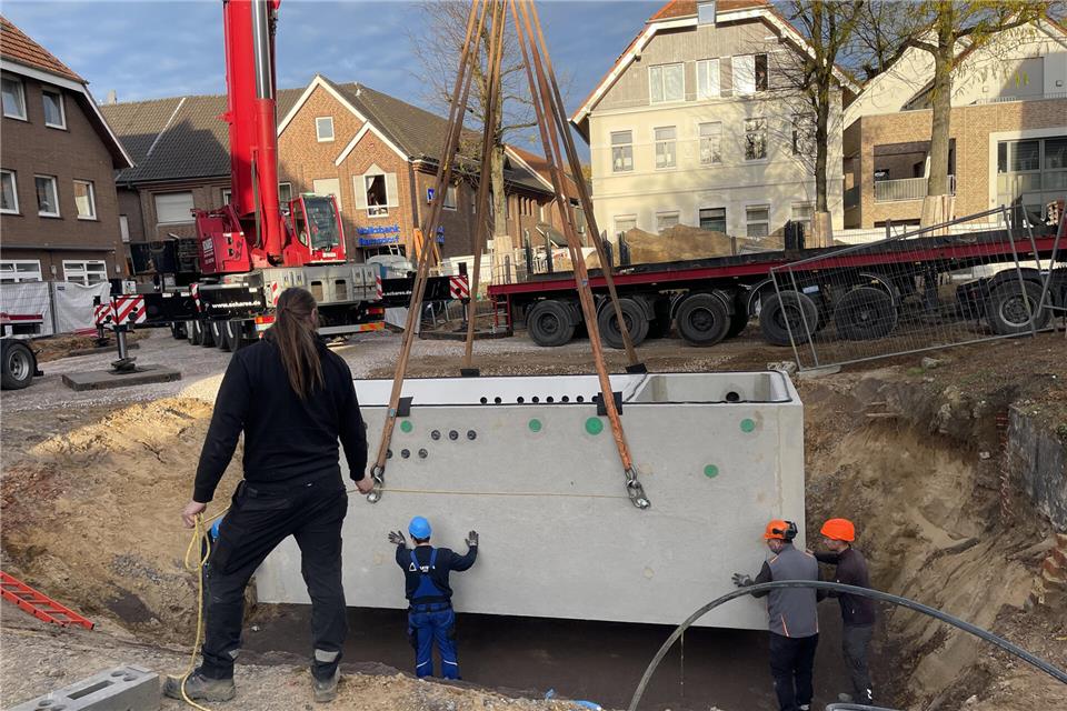 Die Anlieferung des Bauteils erforderte einiges an Geschick von den Bauarbeitern.