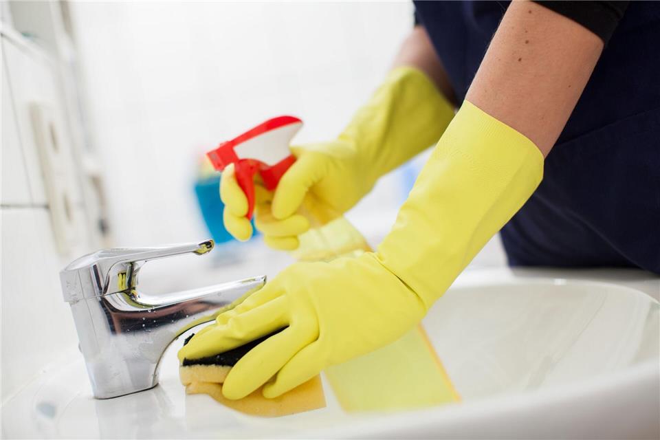 Die Anmeldung der Beschäftigung hat den Vorteil, dass der Auftraggeber 20 Prozent der Aufwendungen für die geringfügig beschäftigte Haushaltshilfe von der Steuer absetzen kann.picture alliance / picture alliance / dpa Themendie