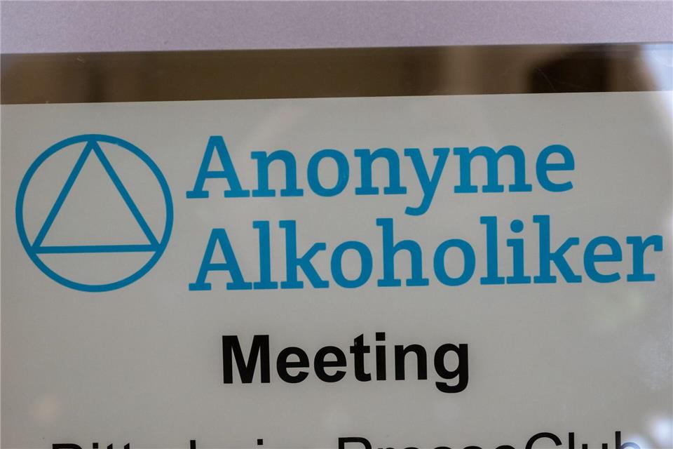 Die Anonymen Alkoholiker wollen auch an den Feiertagen eine Anlaufstelle für Hilfesuchende sein. (Illustration)Peter Kneffel/dpa