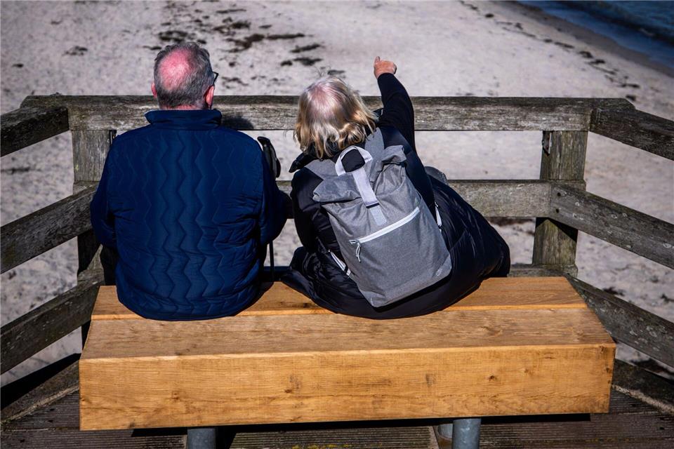 Die Anrechnung des Partnereinkommens führt oft dazu, dass keine Grundrente fließt. (Illustration)Jens Büttner/dpa