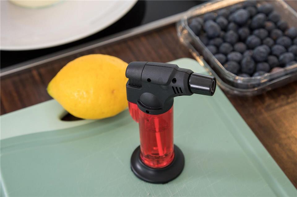 Die Anschaffung eines Bunsen- und Flambierbrenners lohnt sich laut einem Verbraucherschützer nur, wenn er auch wirklich öfter zum Einsatz kommt. Christin Klose/dpa-tmn