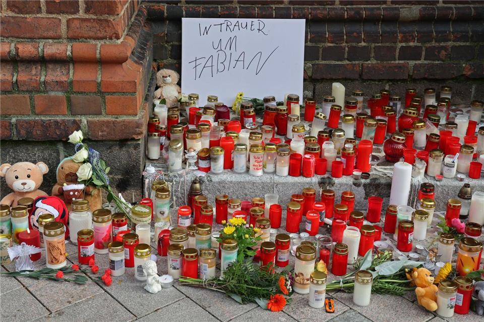 Vermisster Fabian ist tot - Erneute Spurensuche am Fundort Die Anteilnahme in Güstrow ist groß.Bernd Wüstneck/dpa