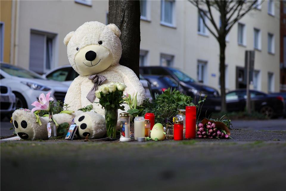 Die Anteilnahme nach der schrecklichen Tat in Witten ist groß.Christoph Reichwein/dpa