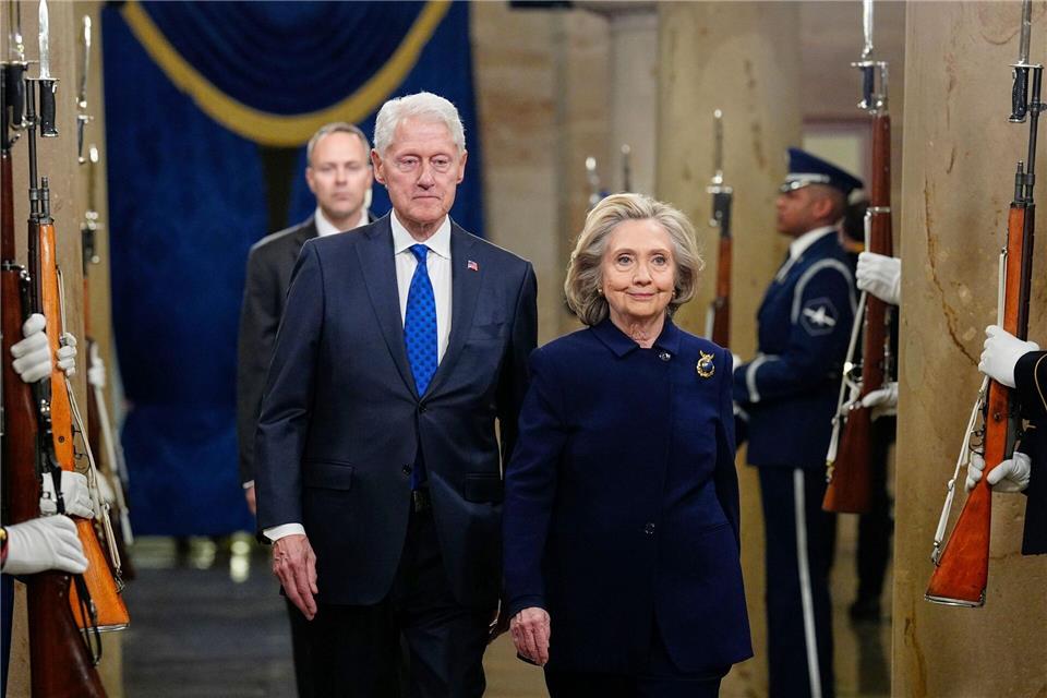 Die Anwälte der Clintons sagen, das Ehepaar sei bereit, zu einvernehmlich vereinbarten Terminen persönlich unter Eid auszusagen. (Archivbild)Melina Mara/Pool The Washington Post/dpa