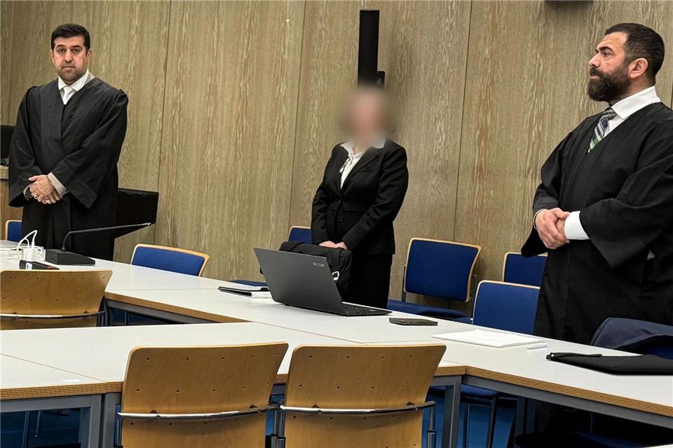 Die Anwälte des Angeklagten und die Dolmetscherin beim Prozessauftakt - der Angeklagte wurde erst hereingeführt, nachdem keine Fotos mehr gemacht werden durften. Stefanie Järkel/dpa