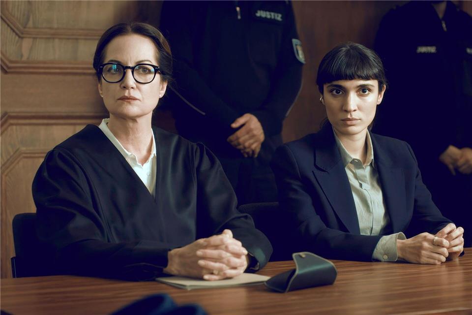 Die Anwältin Annabelle Martinelli (Natalia Wörner, l) verteidigt die Polizistin Layla Rekabi (Maral Keshavarz, r) vor Gericht in einer Szene des Fernsehfilms „Maria hat Angst“ (undatiert). Der Fernsehfilm wird am 28.11.2025 auf Arte ausgestrahlt.Alexander Sachs/Arte/ZDF/dpa
