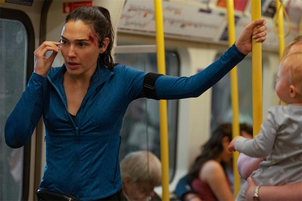 Die Anwältin Maia Marten, gespielt von Gal Gadot, muss in „The Runner“ ihren entführten Sohn retten.MGM Studios/Amazon/dpa