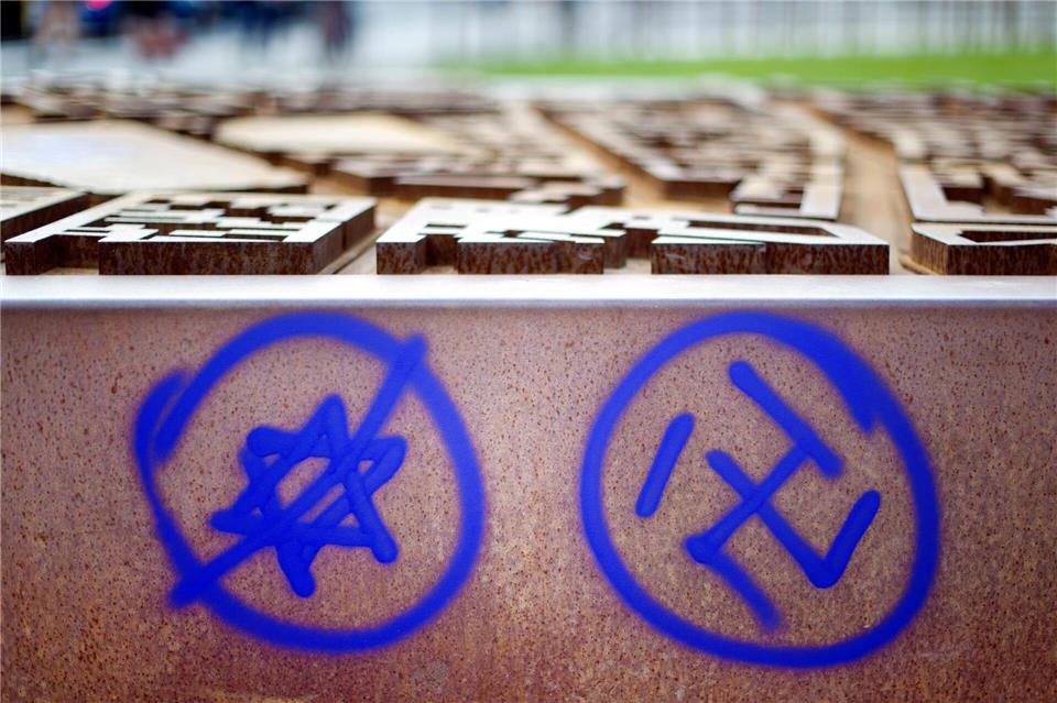 Die Anzahl antisemitischer Straftaten jenseits des links- und rechtsextremen Spektrums in Sachsen nimmt zu. (Archivbild)Daniel Reinhardt/dpa