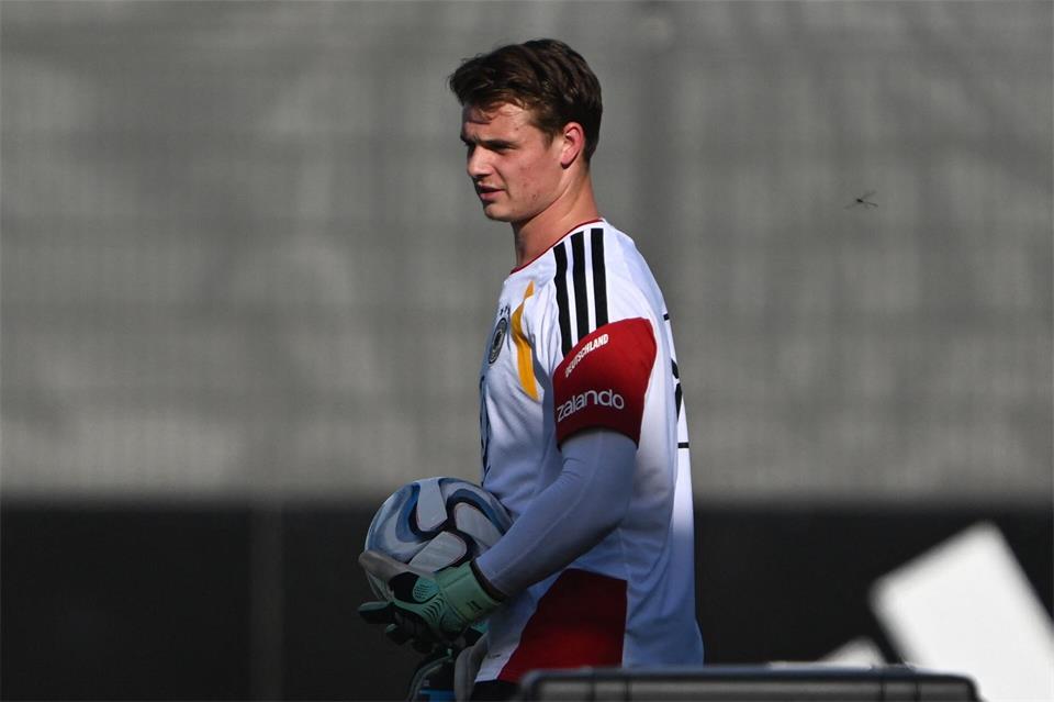 Die Anzeichen mehren sich: Jonas Urbig steht daheim in München vor seinem Debüt im DFB-Tor.Federico Gambarini/dpa