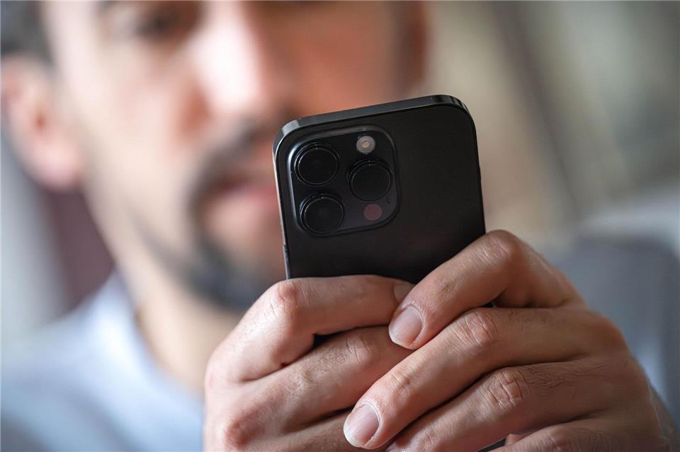 Warn-App Nina schickt nun auch Polizei-Meldungen Die App Nina schickt künftig auch Hinweise auf angedrohte Gewalttaten aufs Smartphone.Sina Schuldt/dpa