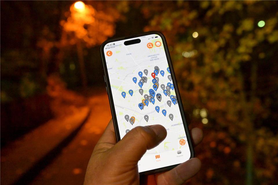 Die App zeigt mehr als 3.000 NS-Tatorte in der Pogromnacht an.  Peter Kneffel/dpa