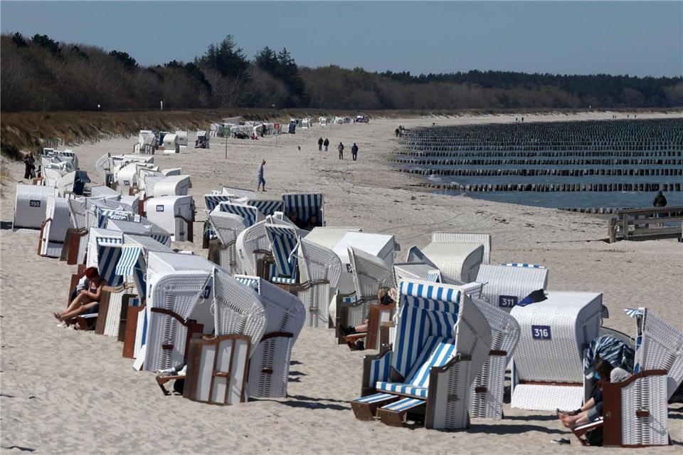 Die Aprilsonne lud zum Verweilen im Strandkorb ein. (Archiv)Bernd Wüstneck/dpa