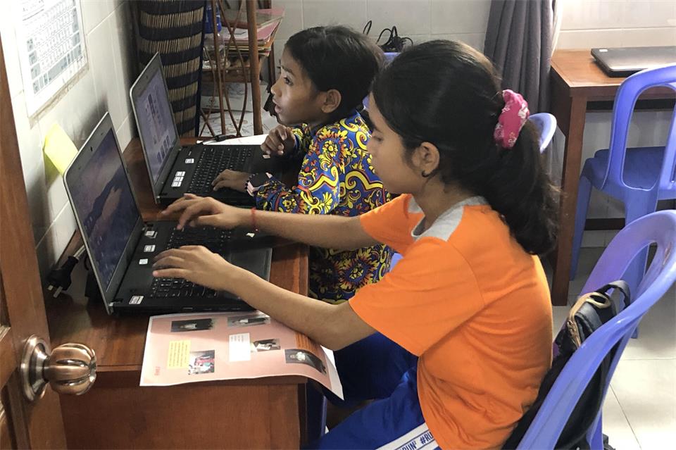 Die Arbeit am Computer ist ein wichtiges Unterrichtsfach in der „Hoffnungsfamilie“ in Kambodscha.