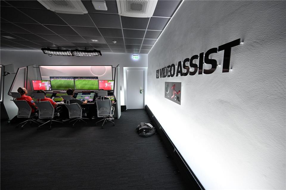 Die Arbeit an den Monitoren erfordert hohe Konzentration. (Archivbild)Federico Gambarini/dpa