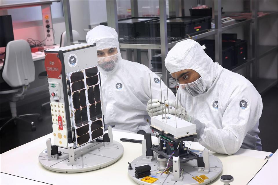 Die Arbeit an den kleinen Satelliten ist äußerst kompliziert.Karl-Josef Hildenbrand/dpa