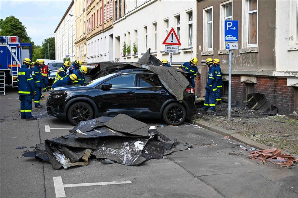Die Arbeit der Einsatzkräfte wurde von einem Mann gestört, der daraufhin einen Platzverweis und eine Anzeige erhielt.Erik-Holm Langhof/EHL Media/dpa
