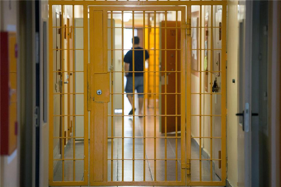 Die Arbeit hinter Gittern soll besser bezahlt werden. (Archivbild)Sebastian Kahnert/dpa-Zentralbild/dpa