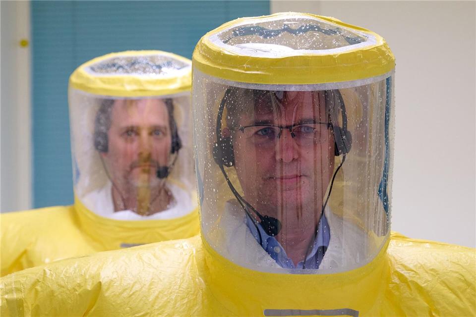 Die Arbeit in den Anzügen ist körperlich sehr anstrengend. (Archivbild)Bernd Thissen/dpa