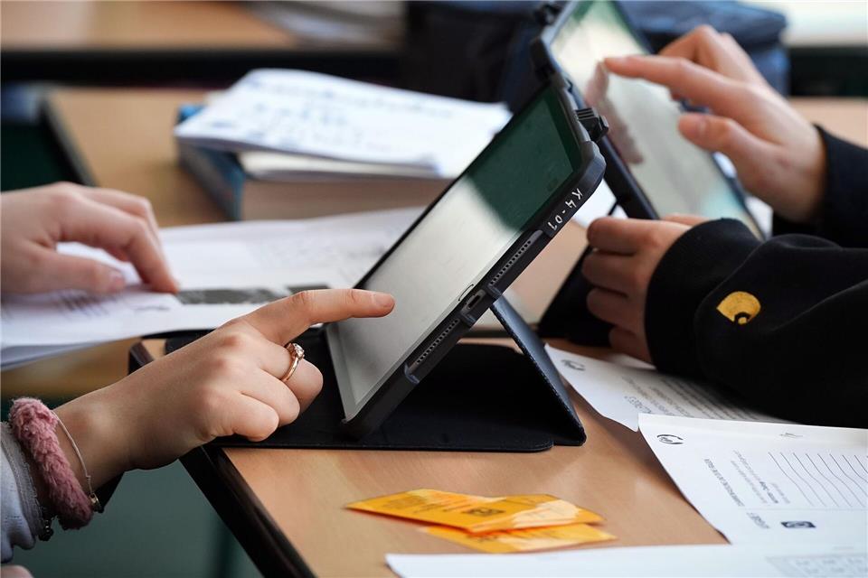 Die Arbeit mit Tablets soll an Niedersachsens Schulen zur Normalität werden – zumindest für ältere Schüler. (Symbolbild)Soeren Stache/dpa