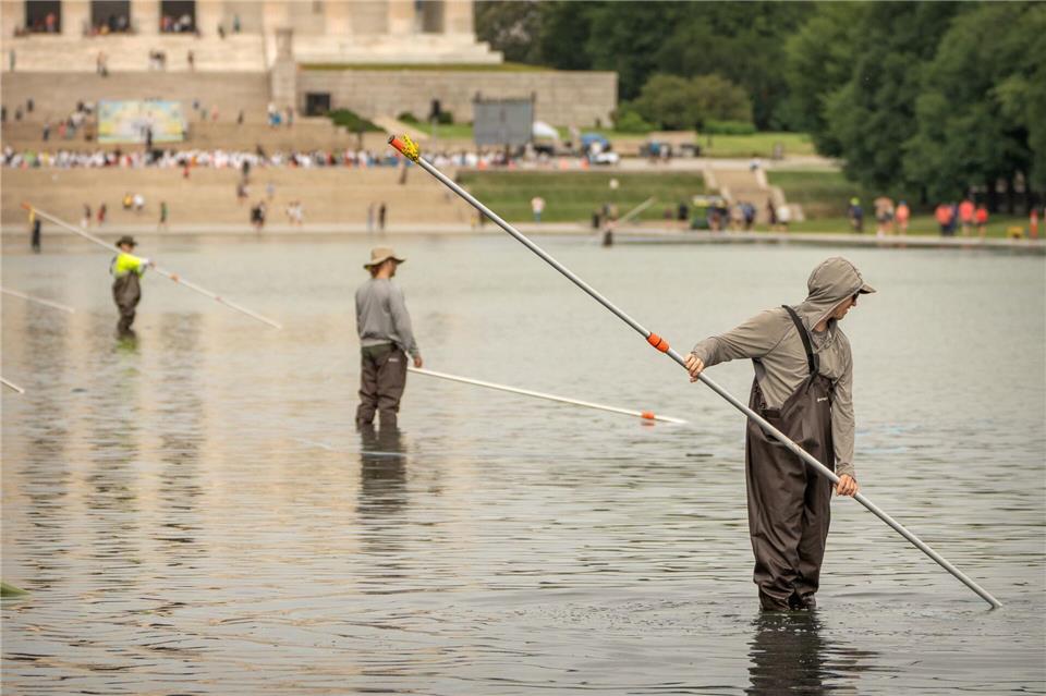 Die Arbeiten am Reflecting Pool werden wohl doch aufwendiger als gedacht.Mark Schiefelbein/AP/dpa